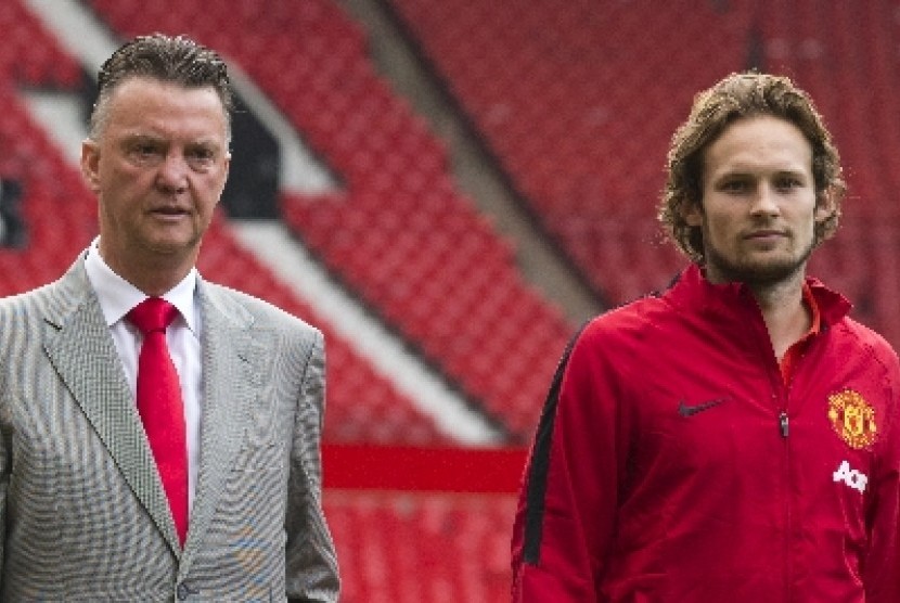 Pelatih Louis van Gaal bersama Daley Blind.