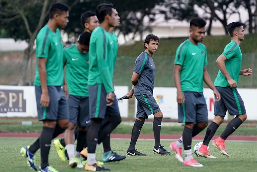 Pelatih Luis Milla (ketiga kanan) memimpin latihan Timnas U-22 sebelum berlaga pada SEA Games XXIX Kuala Lumpur 2017 di Stadion UKM, Bangi, Selangor, Malaysia, Senin (14/8). 