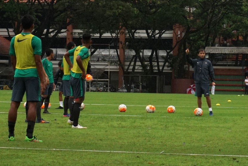 Pelatih Luis Milla memberikan instruksi kepada pemain timnas U-22.