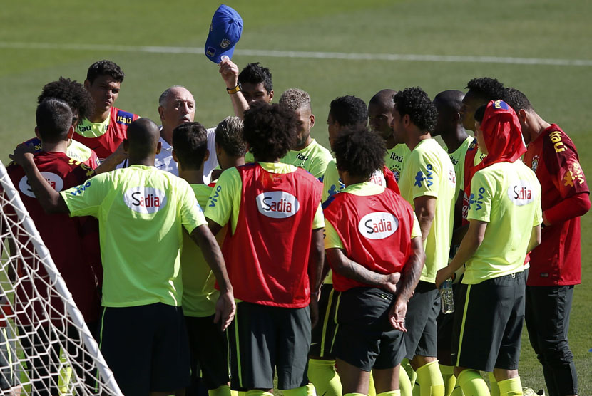  Pelatih Luiz Felipe Scolari (lima kiri) 