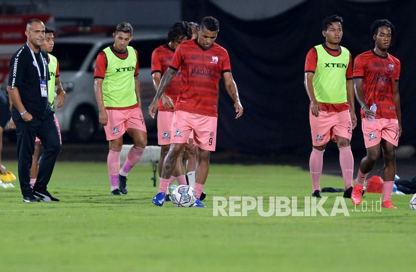 Pelatih Madura United Fabio Araujo Lefundes (kiri) bersama sejumlah pemainnya bersiap di lapangan.
