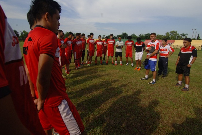 Pelatih Madura United FC (MUFC)  Gomes De Oliviera (ketiga kanan) memberikan pengarahan saat latihan di Stadion A. Yani, Sumenep, Jatim, Jumat (19/2)