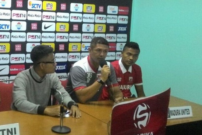 Pelatih Madura United Gomes De Oliveira (tengah).