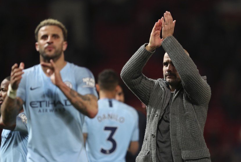  Pelatih Manchester City Pep Guardiola dan anak asuhnya memberi tepuk tangan kepada penggemar seusai timnya memenangkan laga kontra Manchester United dengan skor 2-0 di Old Trafford, Inggris, Rabu (24/4).