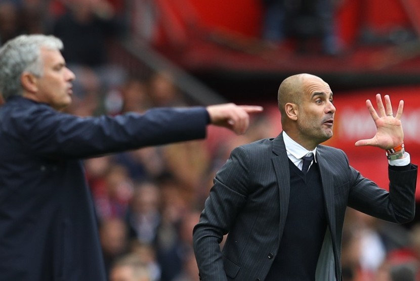 Pelatih Manchester City Pep Guardiola dan pelatih Manchester United Jose Mourinho.