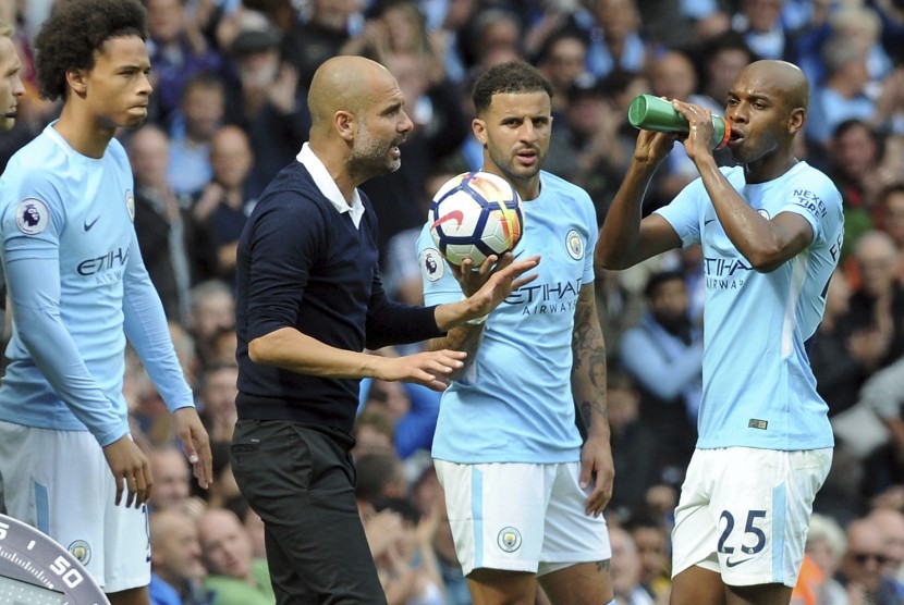 Pelatih Manchester City, Pep Guardiola (kedua kanan) memberikan instruksi kepada pemainnya pada laga Liga Primer Inggris lawan Liverpool.