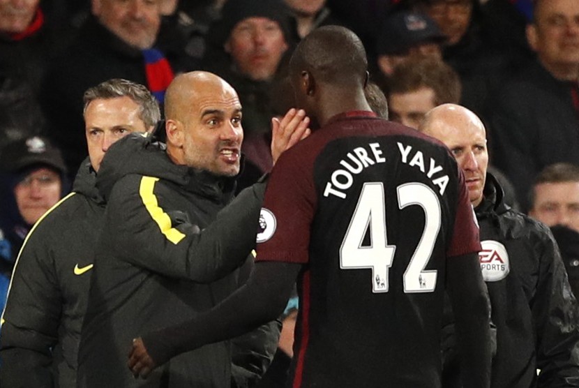 Pelatih Manchester City, Pep Guardiola (kiri) memberikan instruksi kepada Yaya Toure pada laga Liga Primer lawan Crystal Palace di Selhurst Park, Sabtu (19/11). City menang 2-1 pada laga ini.