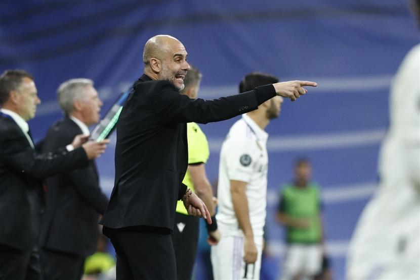 Pelatih Manchester City Pep Guardiola memberikan instruksi saat timnya menghadapi Real Madrid pada leg pertama semifinal Liga Champions.