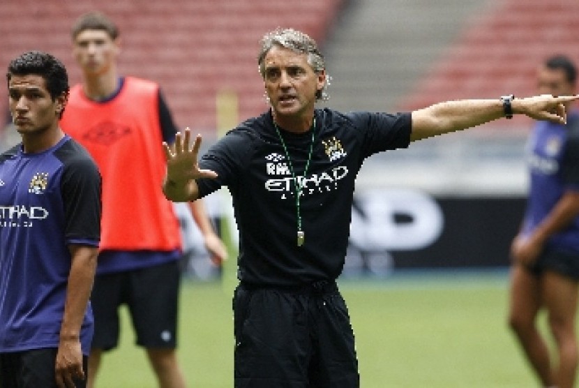 Pelatih Manchester City, Roberto Mancini, saat latihan bersama skuatnya.
