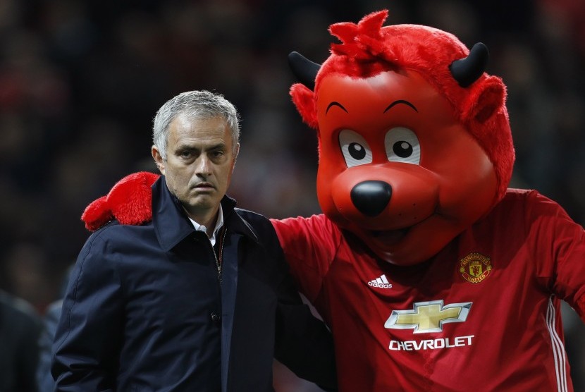 Pelatih Manchester United, Jose Mourinho bersama maskot tim Iblis Merah.