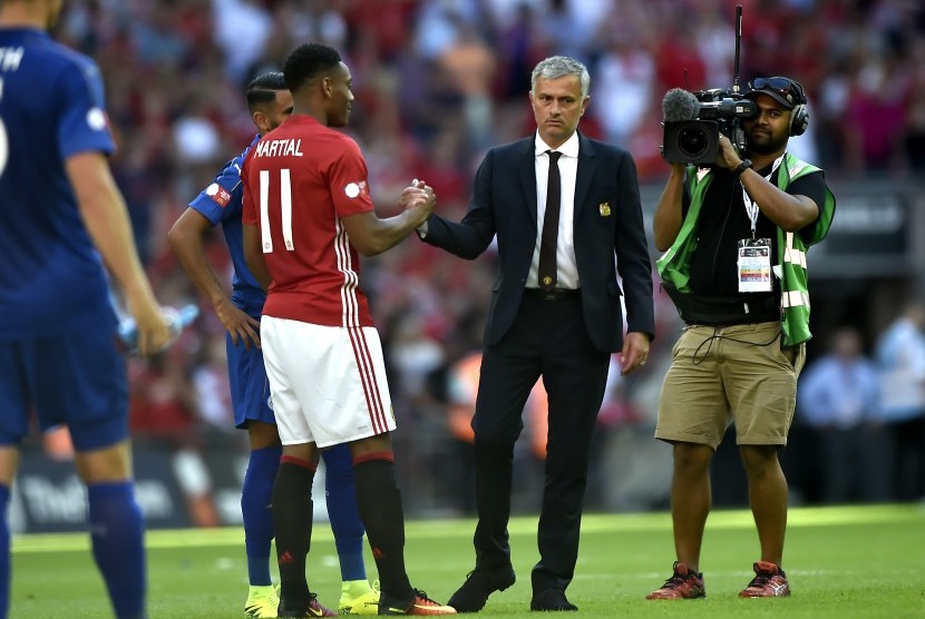 Pelatih Manchester United, Jose Mourinho (kanan) dan striker Martial.