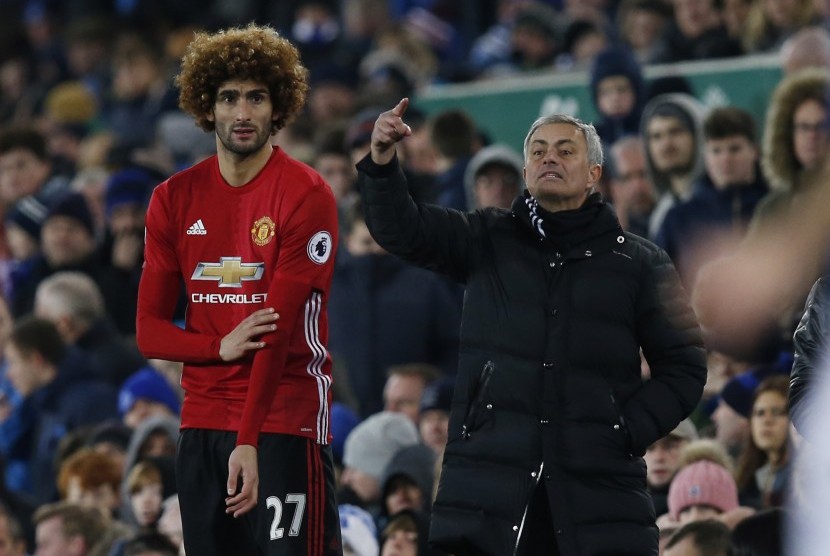 Pelatih Manchester United, Jose Mourinho (kanan) dan Marouane Fellaini.