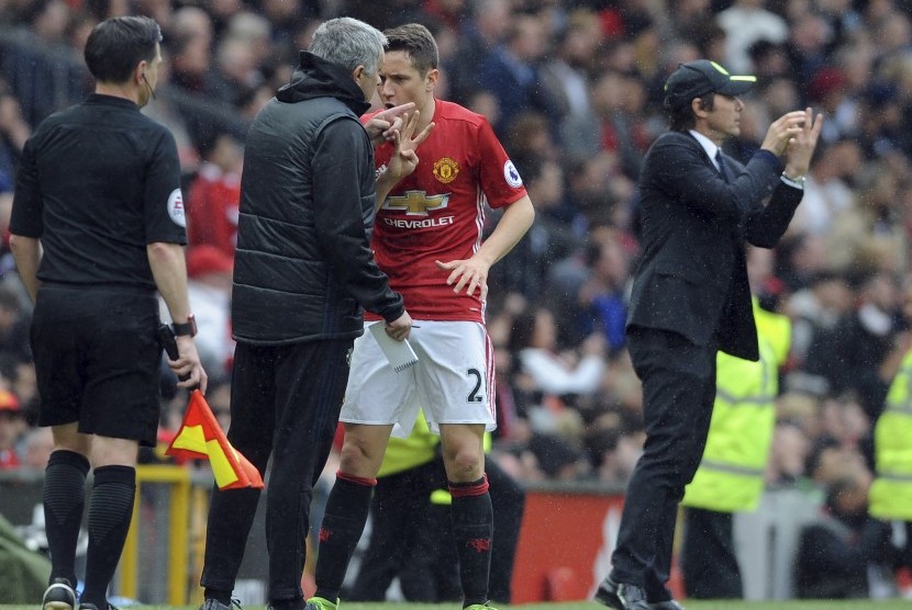 Pelatih Manchester United , Jose Mourinho (kedua kiri) memberikan instruksi kepada Ander Herrera pada laga Liga Primer lawan Chelsea di Old Trafford, Ahad (16/4). United menang 2-0.