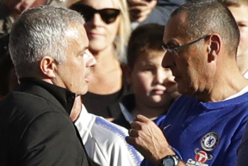 Pelatih Manchester United Jose Mourinho (kiri) berbincang dengan pelatih Chelsea, Maurizio Sarri seusai laga kedua tim di Stamford Bridge, Sabtu (20/10).