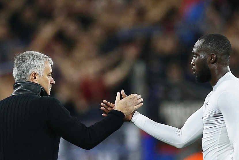 Pelatih Manchester United Jose Mourinho (kiri) dan striker MU Romelu Lukaku (kanan).