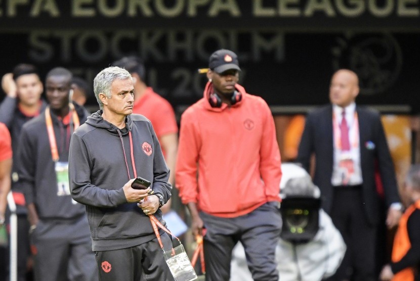 Pelatih Manchester United, Jose Mourinho memimpin tim menginspeksi Friends Arena pada Selasa (23/5). United akan melawan Ajax Amsterdam pada laga final Liga Europa, Kamis (25/5) dini hari WIB.