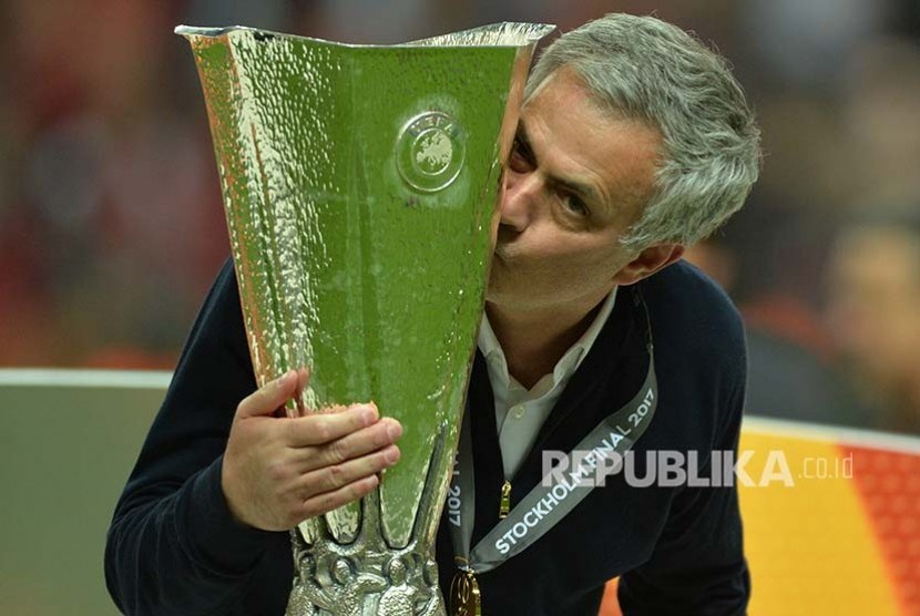 Pelatih Manchester United Jose Mourinho mencium trofi Europa League pada acara penganugerahan trofi bagi Juara di Stockholm, Swedia, Kamis (25/5) dini hari.