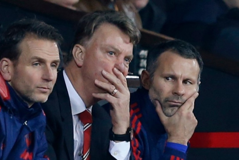 Louis Van Gaal (tengah) bersama Ryan Giggs (kanan) saat menukangi Manchester United.