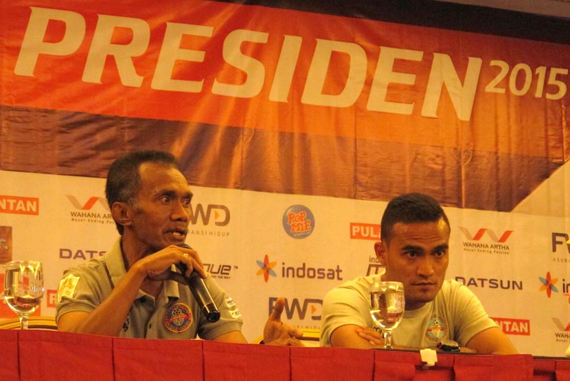 Pelatih Martapura FC Frans Sinatra Huwae (kiri) memaparkan persiapan sebelum pertandingan melawan Persebaya pada konfrensi pers jelang pertandingan Piala Presiden 2015 di Hotel Golden Flower, Kota Bandung, Selasa (1/9). ( Foto : Septianjar Muharam )
