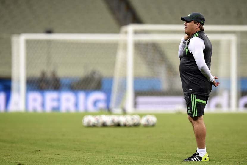 Pelatih Mexico Miguel Hererra dalam pelatihan resmi di Fortaleza, Brazil, Senin (16/6).    Brasil (EPA / Georgi Licovski).