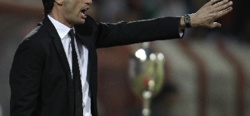Pelatih Milan, Massimiliano Allegri, saat memimpin skuatnya dalam sebuah pertandingan.