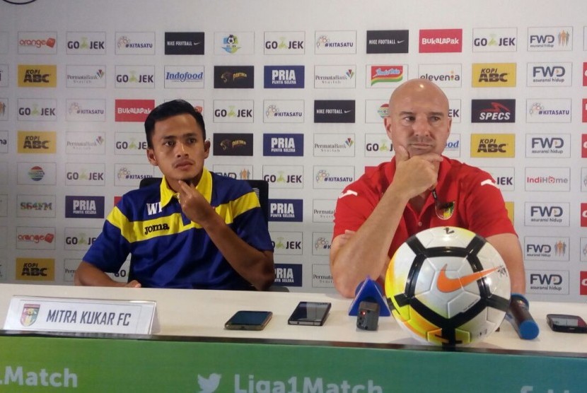 Pelatih Mitra Kukar Rafael Berges (kanan) dan pemain Mitra Kukar Wiganda Pradika pada konferensi pers Liga 1, Graha Persib, Jalan Sulanjana, Kota Bandung, Sabtu (7/4). 