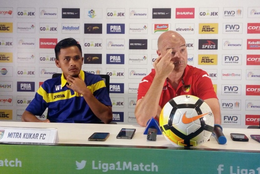 Pelatih Mitra Kukar Rafael Berges (kanan) dan pemain Mitra Kukar Wiganda Pradika pada konferensi pers Liga 1, Graha Persib, Jalan Sulanjana, Kota Bandung, Sabtu (7/4).
