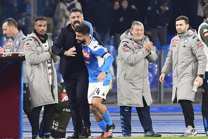 Pelatih Napoli Gennaro Gattuso (ketiga kiri) merayakan kemenangan bersama Lorenzo Insigne. Napoli menundukkan Sampdoria secara dramatis 4-2 dalam lanjutan laga Serie A Liga Italia, Selasa (4/2) dini hari WIB.