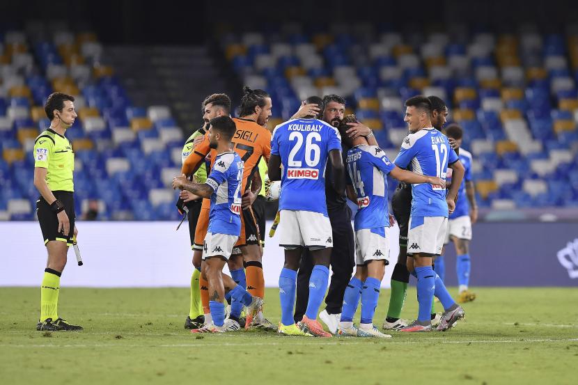 Pelatih Napoli Gennaro Gattuso, tengah, kanan, memeluk Kalidou Koulibaly dari Napoli dan Dries Mertens setelah kemenangan tim selama pertandingan sepak bola Serie A Italia antara Napoli dan Sassuolo, di stadion San Paolo di Naples, Italia, Sabtu, 25 Juli 2020.
