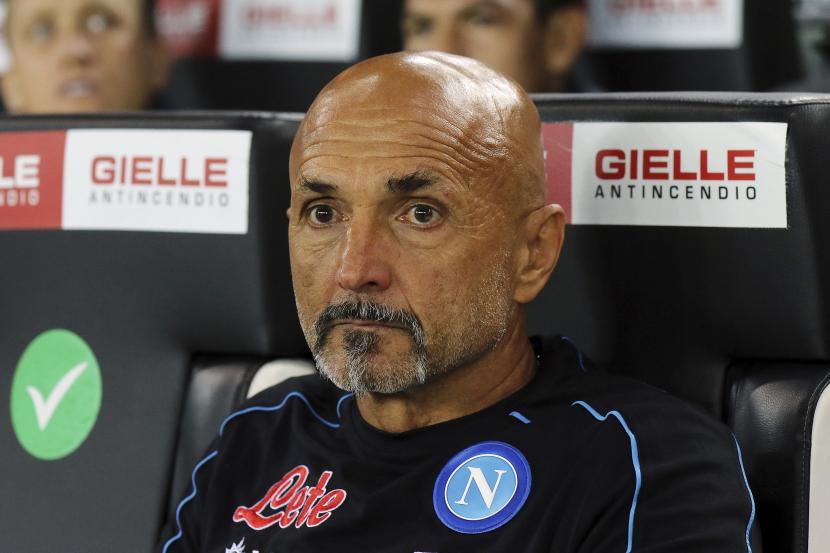 Pelatih Napoli Luciano Spalletti duduk di bangku cadangan sebelum pertandingan sepak bola Serie A antara Udinese dan Napoli, di Dacia Arena di Udine, Italia, Senin, 20 September 2021.