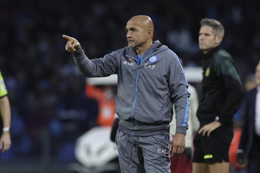  Pelatih Napoli Luciano Spalletti memberikan arahan kepada para pemainnya.