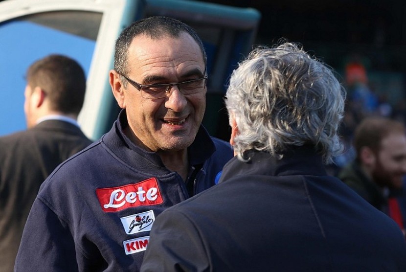 Pelatih Napoli Maurizio Sarri (kiri) saat pertandingan timnya melawan Bologna.