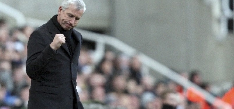 Pelatih Newcastle United Alan Pardew, menunjukkan ekspresinya setelah timnya mengalahkan Aston Villa di the Sports Direct Arena, Minggu (5/2) 2012. 