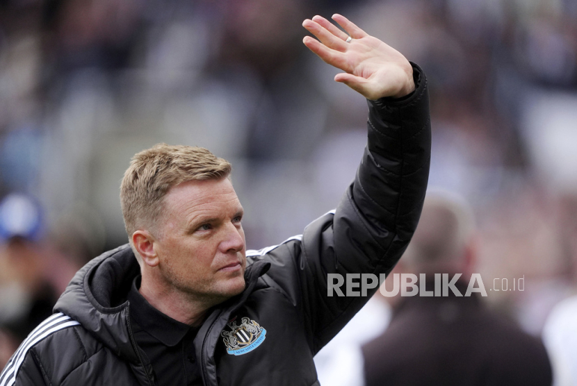 Pelatih Newcastle United Eddie Howe melambaikan tangan ke para pendukung timnya di Stadion St James Park, Ahad (26/5/2025). Newcastle kalah 0-1 dari Everton, tapi tetap lolos ke Liga Champions musim depan setelah finis di posisi kelima.
