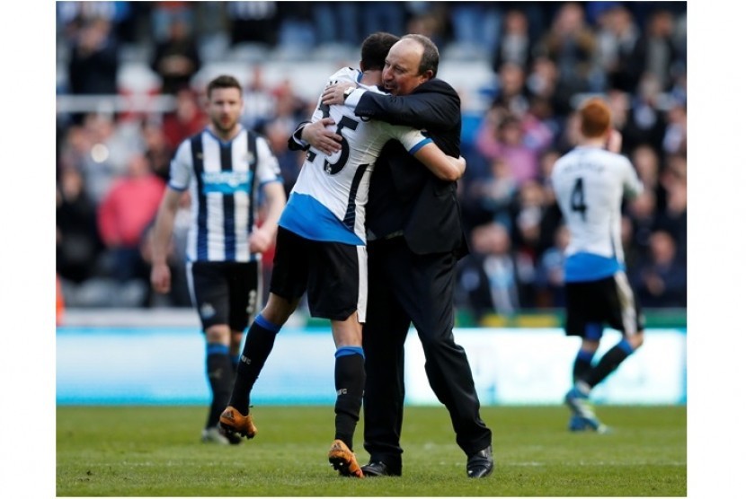 Pelatih Newcastle United Rafael Benitez merayakan kemenangan atas Crystal Palace.