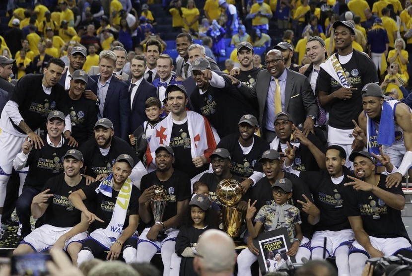 Pelatih, ofisial, dan para pemain Golden State Warriors merayakan gelar juara NBA 2017.