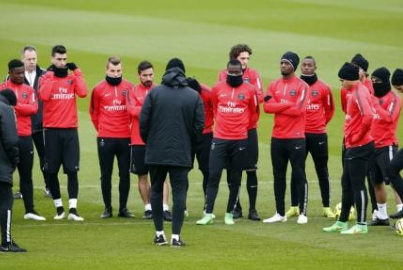 Pelatih Paris Saint-Germain Laurent Blanc bercakap-cakap dengan pemainnya dalam sebuah latihan di kamp pelatihan Ooredo dekat Paris, Prancis.