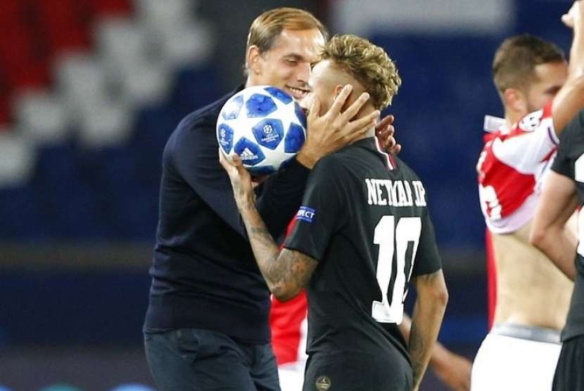 Pelatih Paris Saint-Germain Thomas Tuchel (kiri) memegang kepala Neymar.