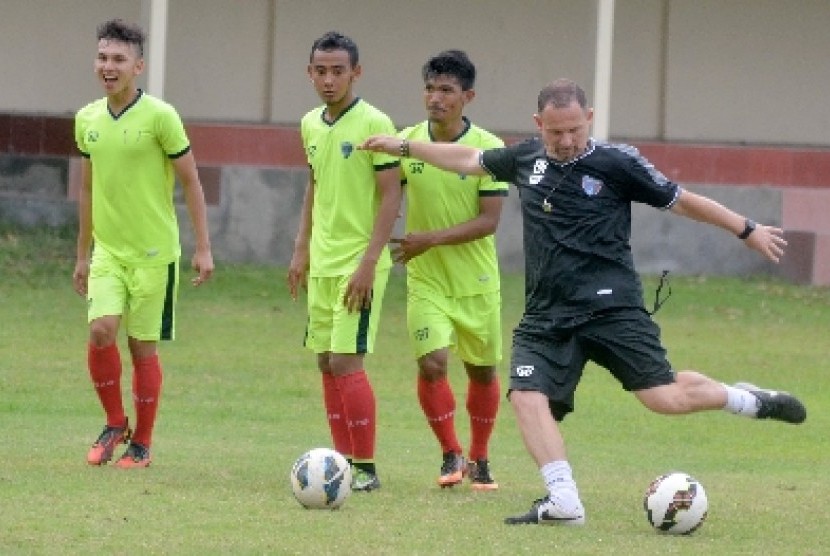 Pelatih Pelita Bandung Raya Dejan Antonic latihan bersama pemain di Lapangan Trisakti, Legian, Bali, Selasa (10/3).