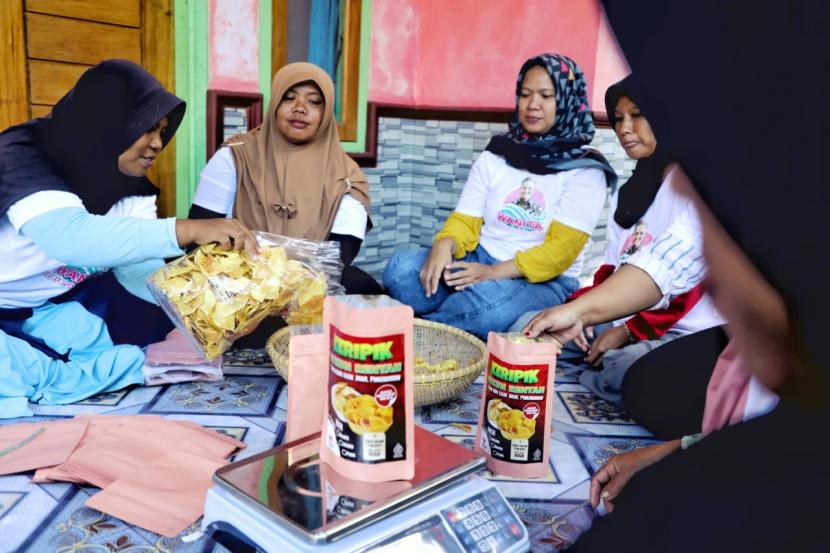 Pelatih pembuatan sukun kepada masyarakat di Desa Legokjawa, Kecamatan Cimerak, Kabupaten Pangandaran, Jawa Barat. 