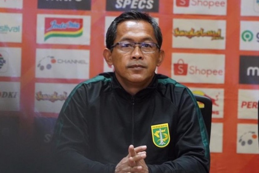 Pelatih Persebaya Aji Santoso. Aji jadi satu dari dua pelatih lokal yang tersisa di Liga 1.