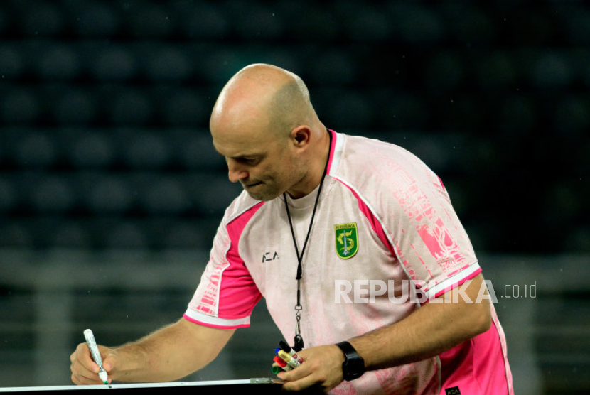 Pelatih Persebaya Bernardo Tavares.