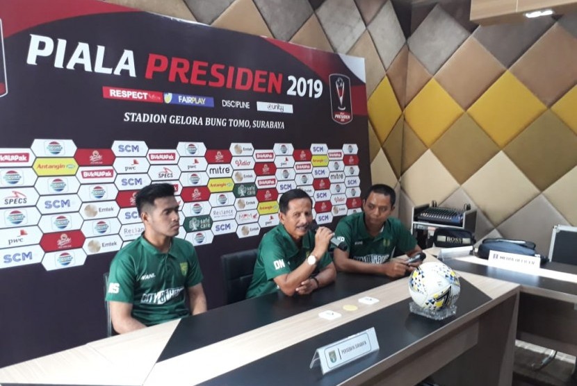 Pelatih Persebaya Surabaya Djajang Nurdjaman (tengah) dan Novan Setya Sasongko (kiri) memberikan keterangan pers terkait persiapan babak 8 besar Piala Presiden 2019 melawan PS Tira Persikabo yang akan digelar di Stadion Gelora Bung Tomo, Jumat (29/3)