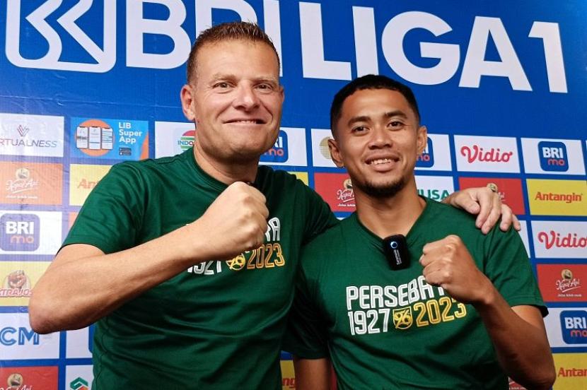  Pelatih Persebaya Surabaya Josep Gombau (kiri) bersama kapten tim Reva Adi Utama (kanan) foto bersama usai konferensi pers di Surabaya, Jumat (22/9/2023).