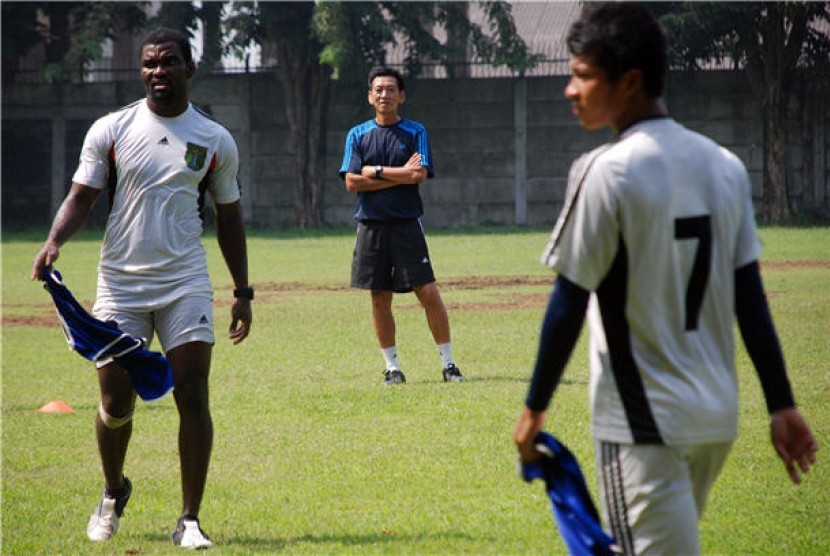 Pelatih Persebaya Surabaya, Tony Ho (tengah), memimpin latihan di Lapangan Nanggala, Surabaya, Jatim. 