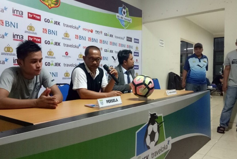 Pelatih Persela Lamongan, Aji Santoso (tengah) saat jumpa pers setelah pertandingan melawan Bhayangkara FC di Stadion Patriot Candrabhaga, Bekasi, Jawa Barat, Jumat (27/10).