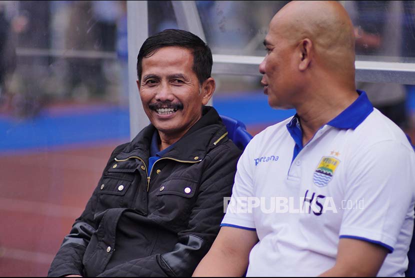 Pelatih Persib Bandung Djadjang Nurdjaman (kiri) dan asisten pelatih Herrie Setyawan.