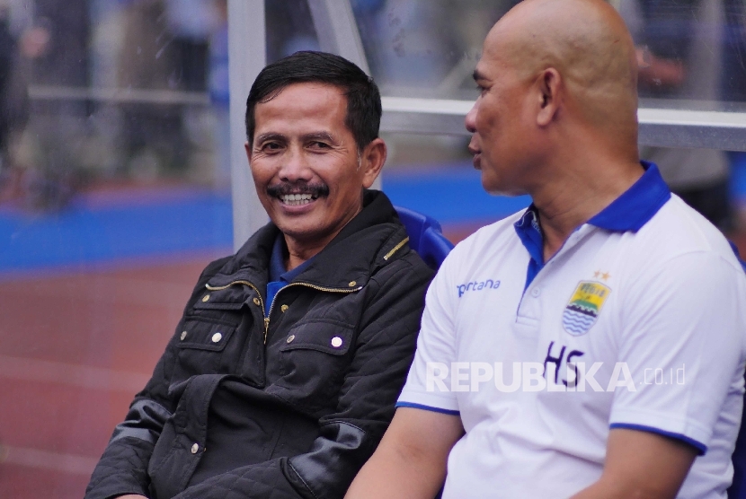 Pelatih Persib Bandung Djadjang Nurdjaman dan asisten pelatih Iwan Setiawan pada pertandingan uji coba melawan Bali United di Stadion GBLA, Bandung, (8/4). 