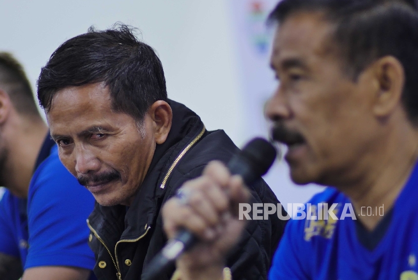 Pelatih Persib Bandung Djadjang Nurdjaman (kiri).