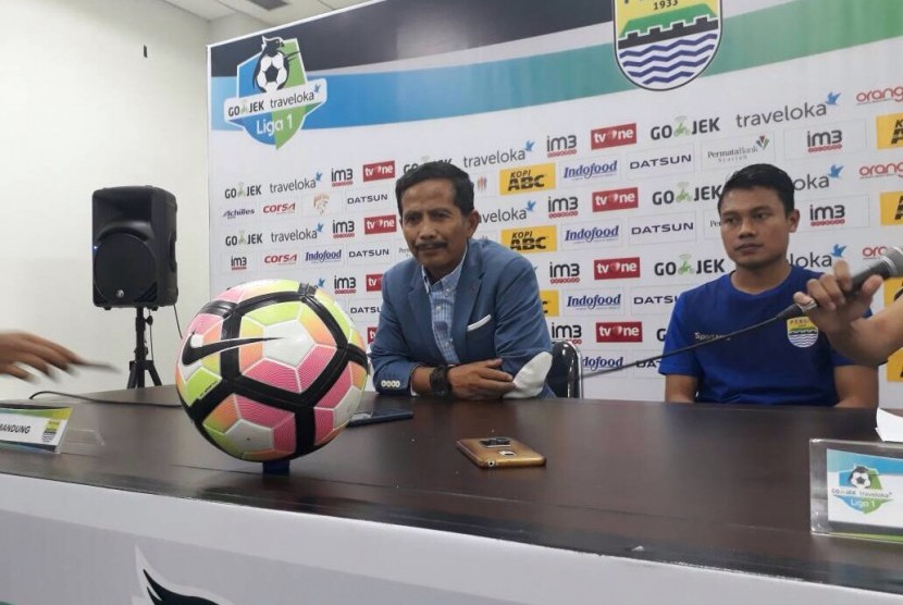 Pelatih Persib Bandung, Djadjang Nurdjaman dan gelandang, Dedi Kusnandar seusai laga Liga 1 lawan Persiba Balikpapan, di Stadion GBLA, Bandung, Ahad (11/6).